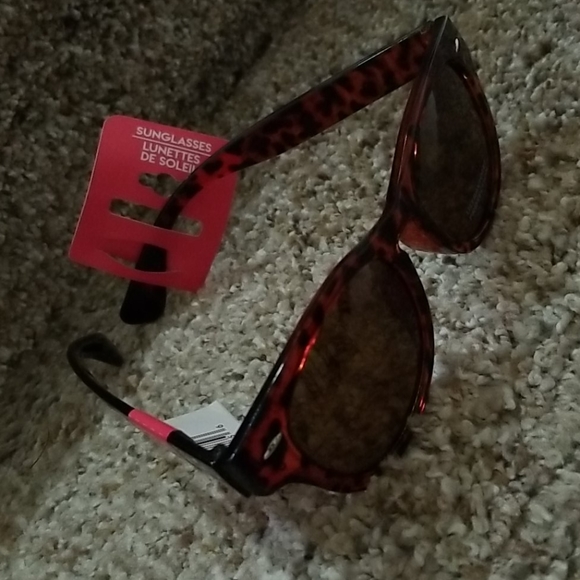 Fashion Sunglasses with Case - Picture 2 of 12